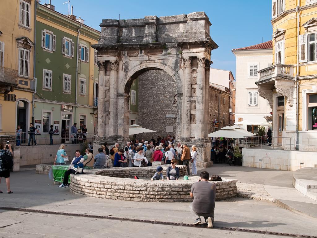 Center Big With Private Parking Apartment Pula