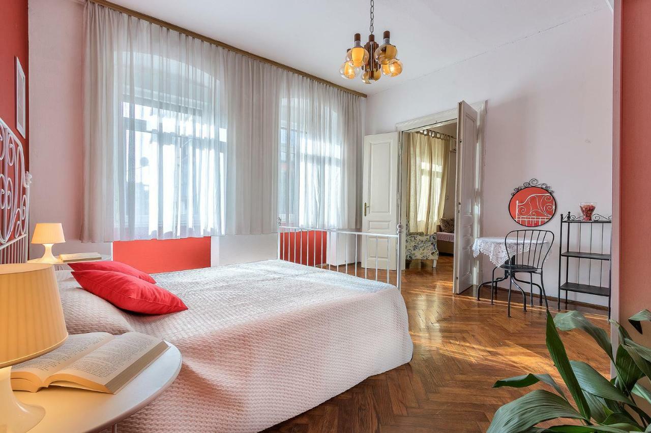 Center Big With Private Parking Apartment *