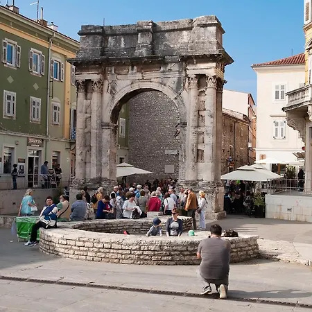 Pula City Center Big Apartment With Private Parking Exterior photo