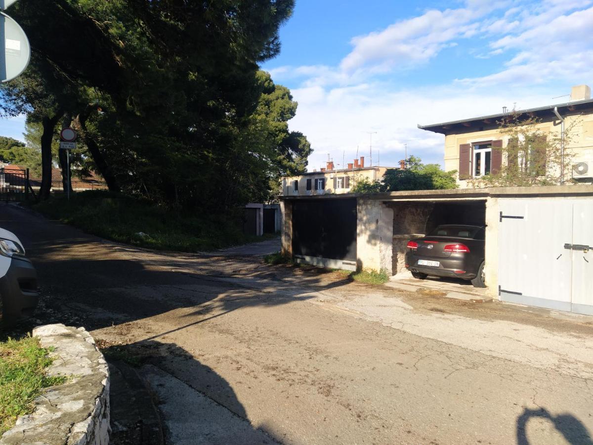 Center Big With Private Parking Apartment Pula