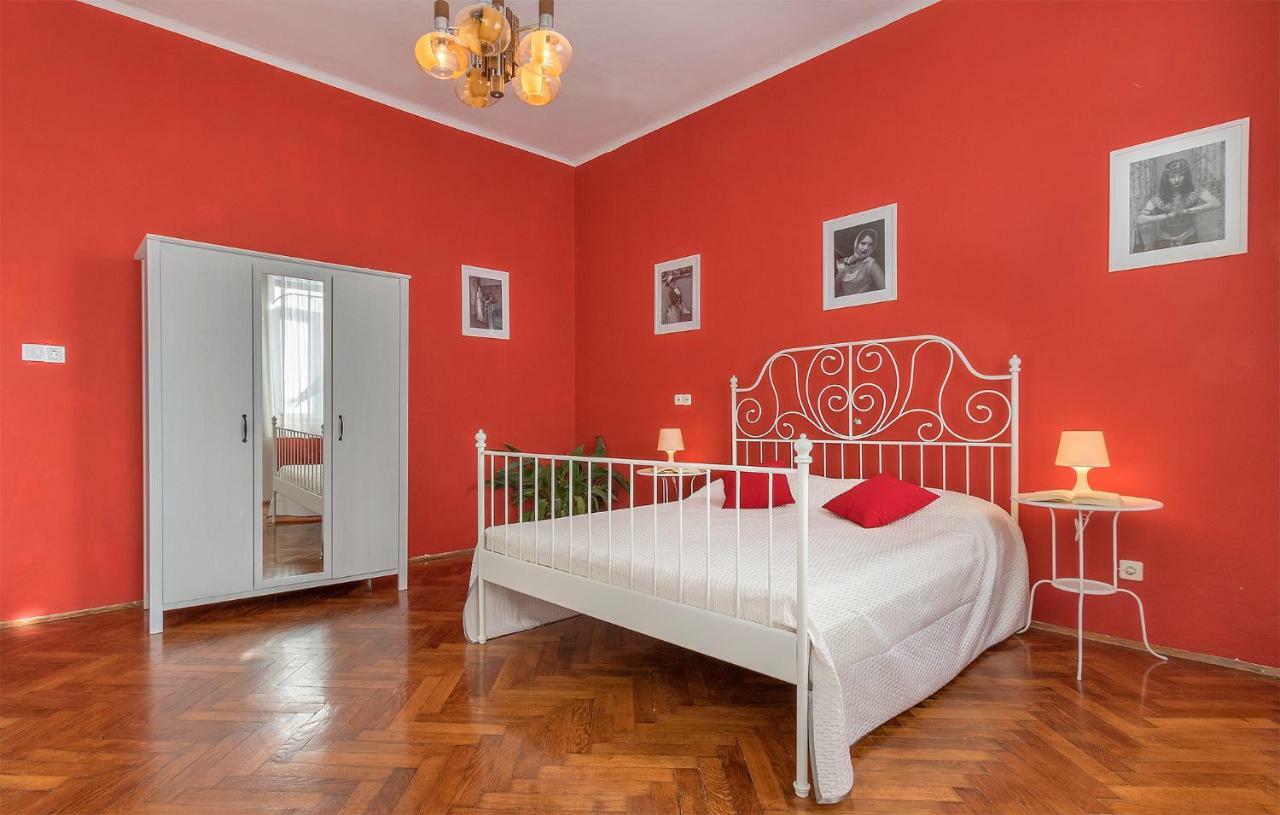 Center Big With Private Parking Pula